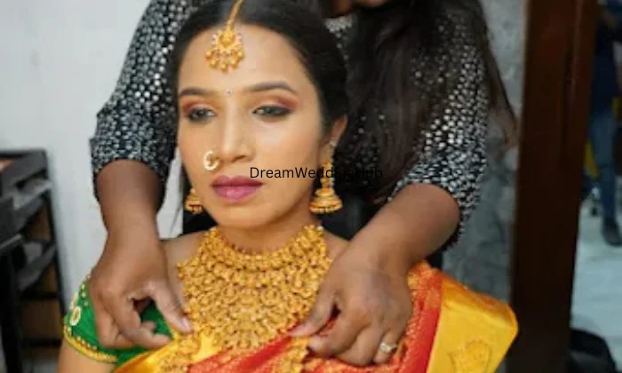 GREEN UNISEX FAMILY SALON